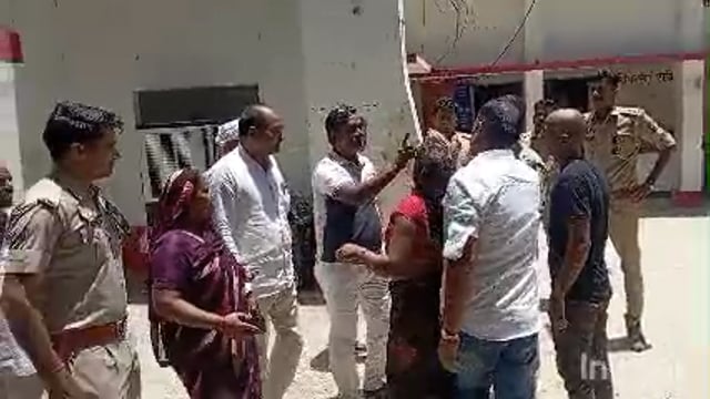समाधान दिवस में सक्षम अधिकारियों के सामने ही थाने में दो पक्ष लड़े ,  पुलिस प्रशासन की कार्य शैली पर लगासवालिया निशान 