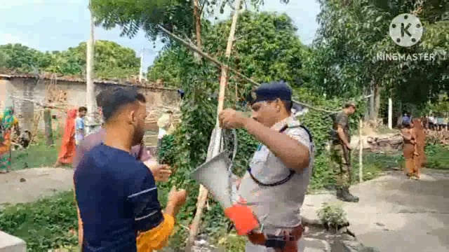 पुलिस ने फरार हत्यारोपी के घर चिपकाया इश्तेहार