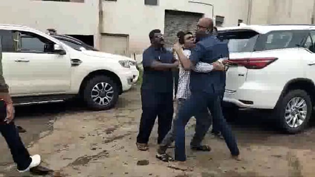 धैर्यशील माने आणि आवाडे यांच्या ड्रायव्हरमध्ये भांडण होऊन एकमेकांना बेल्टने मारहाण.. 