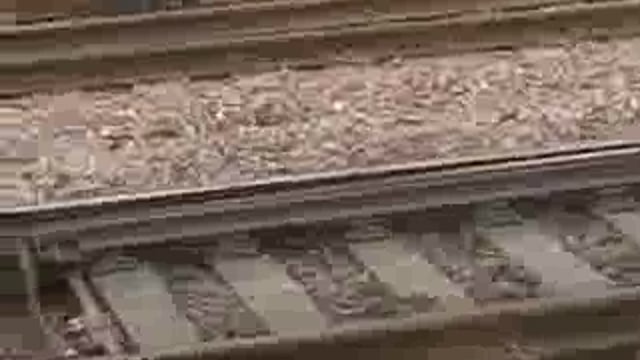 ट्रेन  टक्कर से महिला घायल मदत करने की बजाये लोग व्हिडिओ बना रहे है