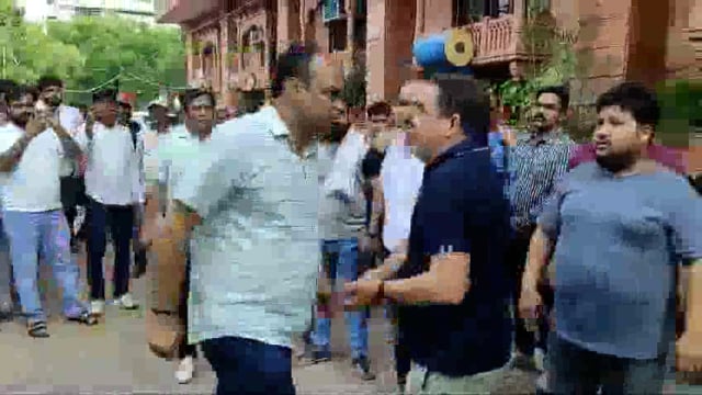 यूपी सरकार को ADM साहब को WWF के लिए कार्यमुक्त कर देना चाहिए
वाराणसी के ADM आलोक कुमार ने आज होटल गिराने का विरोध कर रहे आदमी को सिर से टक्कर मारा।