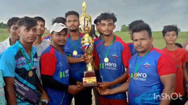 झीलुआ खेल मैदान में खेले गए फाइनल मुकाबला रॉयल स्टार खुर्शीद अंसारी टीम 29 रनों से जीत दर्ज कर लहराया परचम