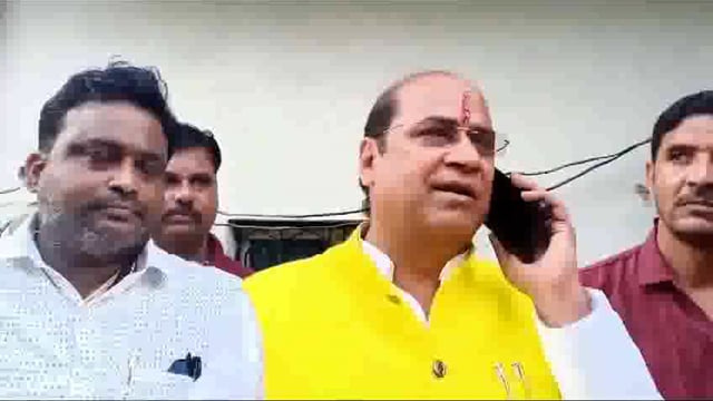 sinchai Vibhag ke engineer ko hadkate Hue Kanpur Govind Nagar ke vidhayak Surendra maithani ka video ho raha hai viral