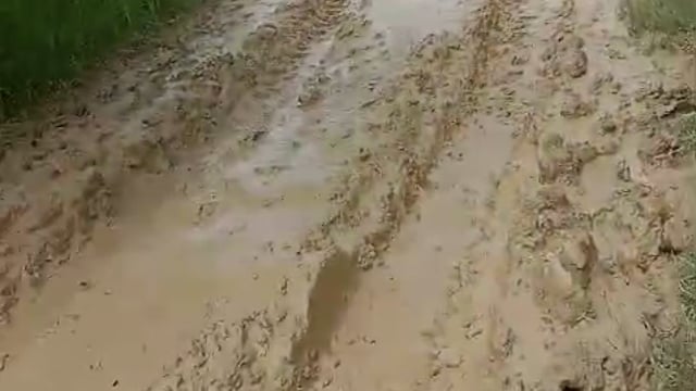 लोहशीशा से मुरावनपुरवा , पूरे मनोगा सम्मय माता मंदिर तक मार्ग बदहाल , ग्रामीणों में भारी आक्रोश सड़क बनवाने की उठाई मांग