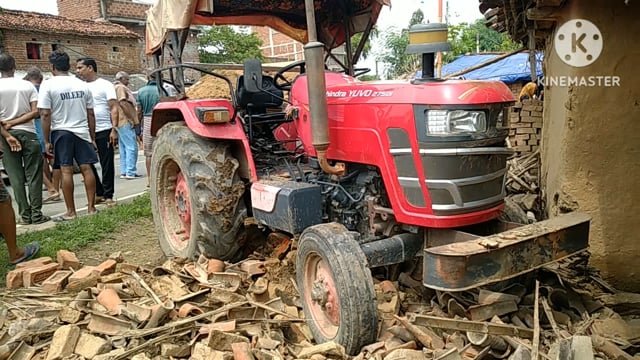 अनियंत्रित ट्रैक्टर ने सड़क के किनारे घर में घुसा बाल बाल बच्चे लोग मौके पर पहुंची पुलिस