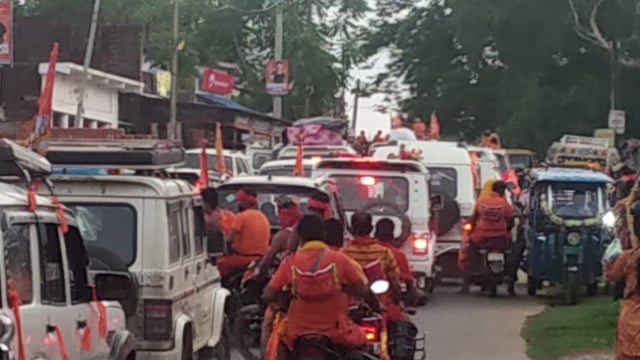 सावन की दूसरी सोमवारी पर रविवार देर रात तक कांवर यात्री वाहनों का कटोरिया से दर्द मारा बॉर्डर तक सड़क मार्ग पर लगी लंबी 