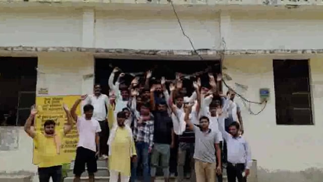 प्रचंड गर्मी में, भीषण बिजली कटौती ग्रामीणों ने पॉवर हाउस का किया घेराव*