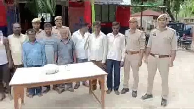 हथिगवां थाना क्षेत्र के कुढ़ा गांव में एक ब्यक्ति का गांव की महिला से प्रेम प्रशंग में बाल काट कर कालिख में 17लोग गए जेल,