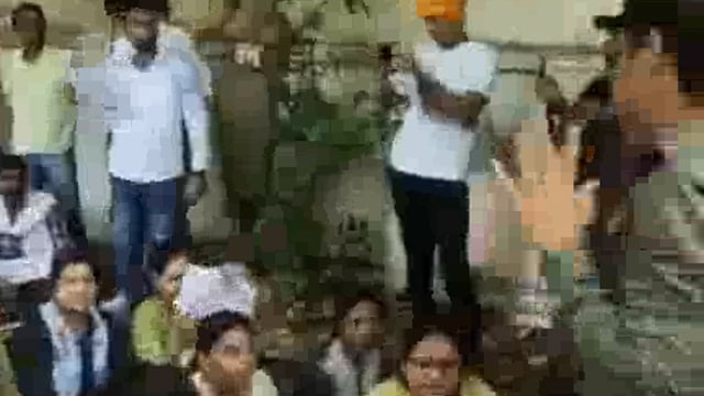 Prayagraj Mein dled Shikshak 97000 Shikshak notification Jari karne ke liye kar rahe hain virodh Pradarshan