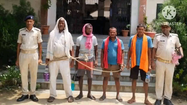 पुलिस ने बहुआरा के जंगल से 720 लीटर महुआ शराब के साथ चार बाइक किया जप्त चार धंधेबाज को किया गिरफ्तार