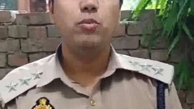 पुलिस लिखी गाड़ी कावडियो की लाइन मै घुसने पर गुस्साए कावड़ियों ने की तोड़फोड़!