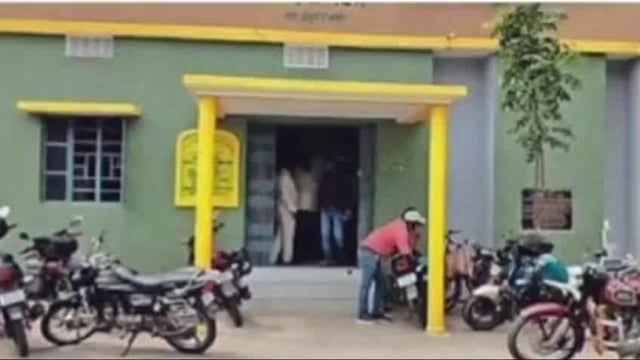 मनरेगा कार्यक्रम पदाधिकारी का अनुबंध रद्द कर सेवामुक्त की गई कार्रवाई