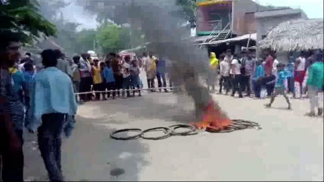 बिजली विभाग के खिलाफ उबला ग्रामीण क्षेत्र के उपभोक्ता; सड़क जाम कर किया प्रदर्शन 