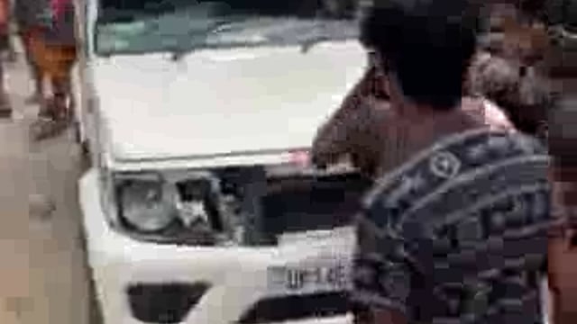 पुलिस लिखी गाड़ी कांवड़ियों की लेन में घुसी, कांवड़ियों की लेन में जाने से गुस्सा कांवड़िए, कांवड़ियों ने बोलेरो गाड़ी में की जमकर तोड़फोड़ , तोड़फोड़ के बाद बोलेरो गाड़ी को भी पलटा,