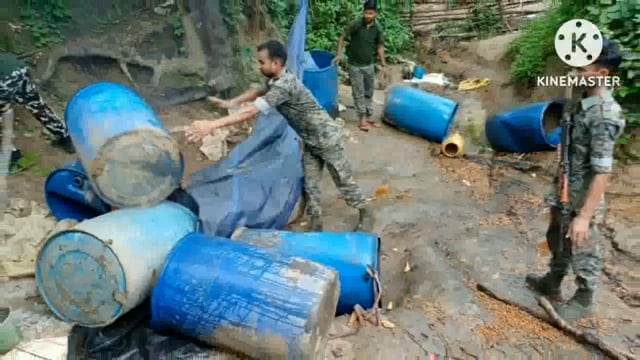 परना डाबर पुलिस ने 3300 लीटर जावा महुआ विनिष्ट कर,185 लीटर शराब बरामद कर,दो संचालित शराब भठी को किया ध्वस्त