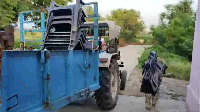 दबंगों के भय से एक परिवार गांव से पलायन करने पर हुआ मजबूर, पुलिस पर कार्रवाई न करने का आरोप।