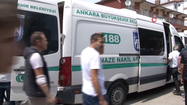  Tırdan fırlayan tekerin genç kıza çarptığı an güvenlik kameralarına yansıdı