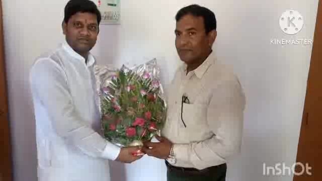 जदयू नेता गणेश कुमार ने अपने समर्थकों के साथ प्रखंड वि0 पदा0 सूर्यगढ़ा को बुके एवं अंग वस्त्र देकर किए सम्मानित।