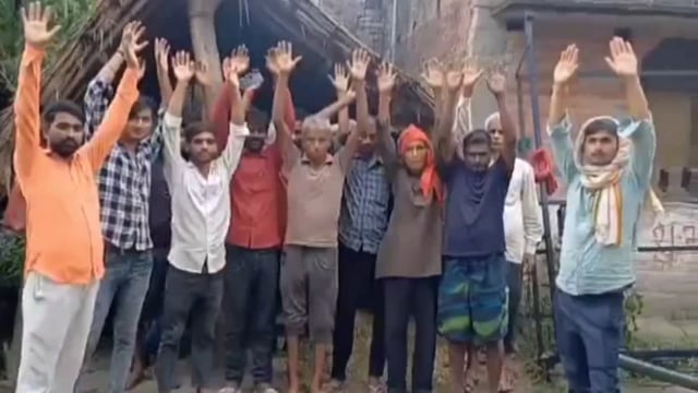 चकमार्ग से नहीं हटा दबंगों का कब्जा तो ग्रामीणों ने किया प्रदर्शन।