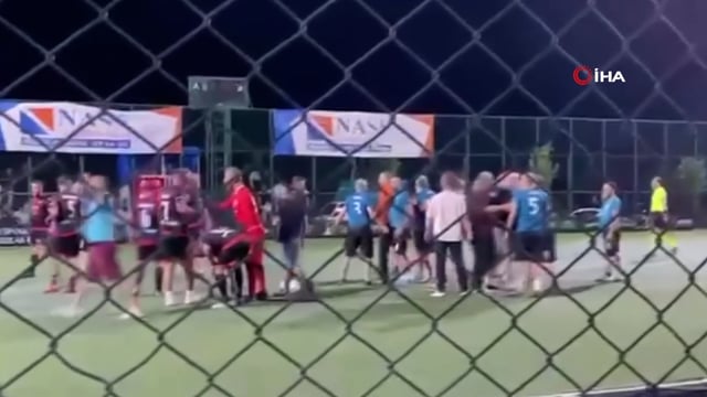 Yeşil saha boks ringine döndü, futbolcular arasında kavga çıktı