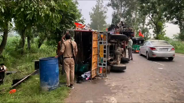 कावड़ियों से भरे ट्रक की हुई जबरदस्त टक्कर! एक की हुई मौत!10 हुए घायल