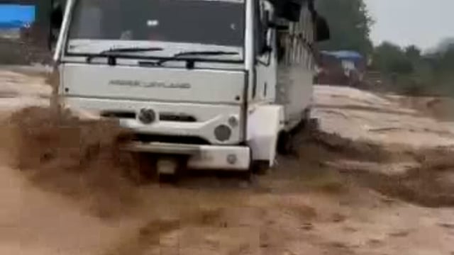 Uttarakhand Haridwar mein Achanak Sukhi Nadi Mein badh a jaane se kanvriyon ka Khali truck badh Ki chapet Mein Bah Gaya Kuchh Dinon pahle bhi  IS Sukhi Nadi Mein Kai vahan Bah Gaye the badh ki chapet mein aane se