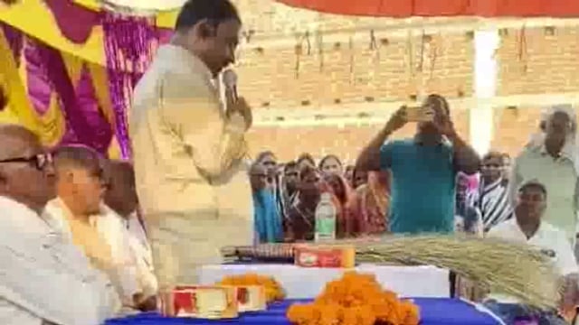 बेलहर विधायक मनोज यादव अपने समर्थकों के साथ भैरोपुर गांव में गुरु पूजन समारोह में हुआ शामिल, सुनी गांव कि समस्या।