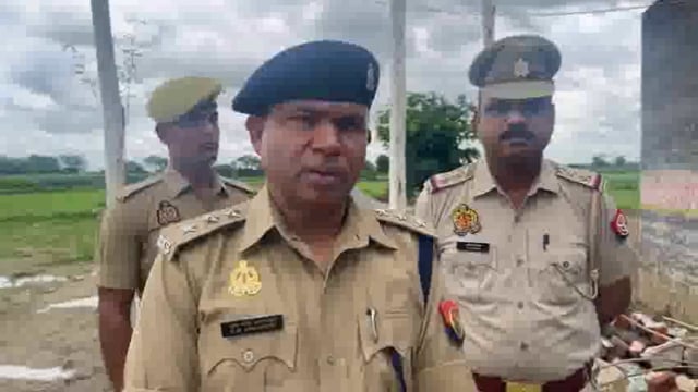 थाना फतेहपुर सिकरी क्षेत्र अंतर्गत दरी के गोदाम में लगी आग एसीपी द्वारा वाइट 