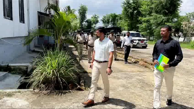 जिला पदाधिकारी ने कार्यालय का किया निरीक्षण; 9 कर्मी अनुपस्थित, स्पष्टीकरण एवं एक दिन का वेतन स्थगित 