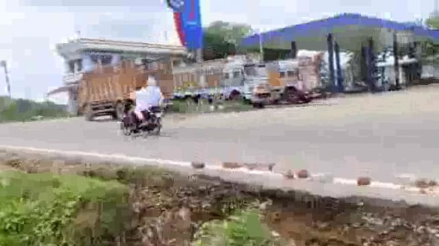 बिहार ब्लॉक के बिहार बाजार में जल निगम की पाइपलाइन की खुदाई का शिकार हो रहे राहगीर व दुकानदार जिम्मेदार बने मूकदर्शक ,