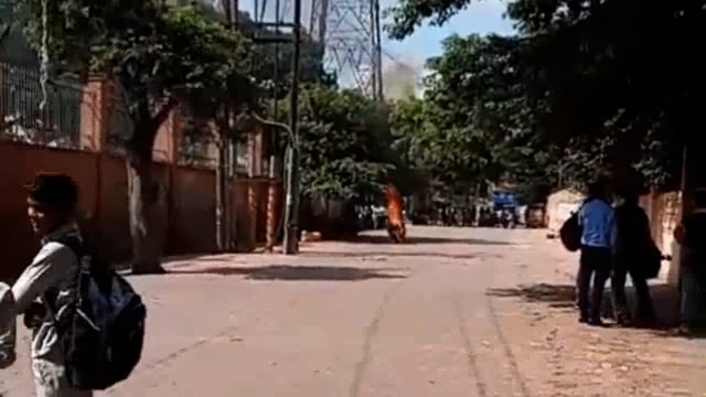 मथुरा राजकीय संग्रहालय के पास बीच सड़क पर स्कूटी में लगी आग।