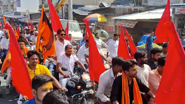 राष्ट्रीय बजरंग दल के कार्यकर्ताओं ने दसवीं विशाल जिला अभिषेक यात्रा निकाली जो परशुरामपुरी से भैंसटा के लिए निकल गई