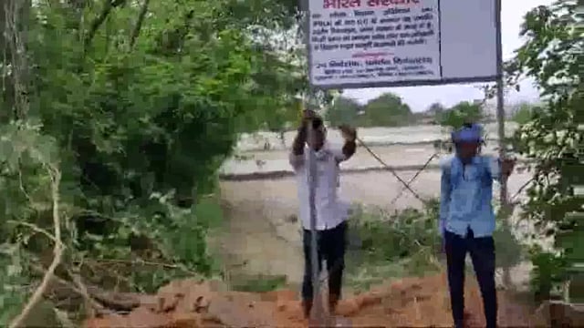 🆚सांसद की संपत्ति हो गई जब्त:-
ED ने सांसद बाबू सिंह कुशवाहा की 
कानपुर रोड स्थित स्कूटर इंडिया के सामने की करोड़ों रुपये की भूमि को जब्त कर ली। 
थोड़ी देर में चलेगा बुल्डोजर