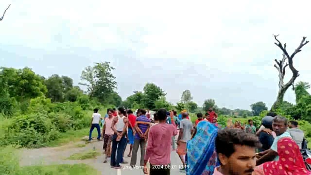 टिकरी के पावर, हाऊस पर टिकरी के पूरे गांव में लाइट उतरने के कारण 5 बच्चे की हालत नाज़ुक है जिसके आक्रोश मे ग्राम वासियों नें पावर हाऊस को घेरा है और रोड बंद कर दिया है पावर हाऊस वाले भाग गए हैं