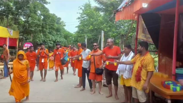 बोल बम कांवरिया सेवा संघ गुवाहाटी के द्वारा जिलेबिया मोड़ में दी जा रही है निःशुल्क सेवा