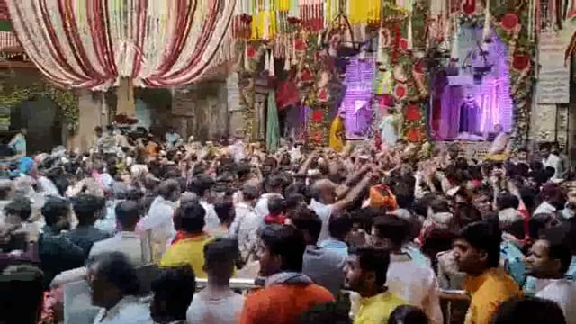 हरियाली अमावस्या पर ठाकुर बांके बिहारी जी के दर्शन करने को उमडी श्रद्धालु भक्तों की भारी भीड़।