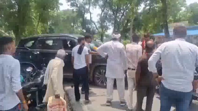 कोल्हमपुर कटरा शिवदयालगंज मार्ग पर कार की ठोकर से बाइक सवार चोटिल निजी अस्पताल में किया गया उपचार