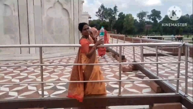 आगरा ताजमहल पर एक महिला ने फहराया झंडा