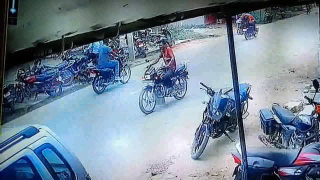 अम्बेडकरनगर.
सोमवार को आलापुर थाना क्षेत्र के रामनगर बाजार में स्थित भारतीय स्टेट बैंक शाखा के सामने राकेश तिवारी निवासी अतरौलिया की बाइक को चोरों ने पार कर दिया।पीड़ित नें मामले की तहरीर पुलिस को दिया है। थानाध्यक्ष राकेश कुमार ने बताया कि सीसीटीवी फुटेज के आधार पर आरोपी की तलाश की जा रही है।