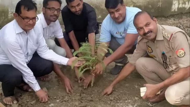पर्यावरण में ऑक्सीजन की कमी दूर करने के लिए पौधारोपण करना जरूरी_डॉ आशीष राय रामनगर से समाजसेवी नीरज मोर्य के नेतृत्व में पेंसिल चित्रकार शिवम प्रजापति वासुदेवम जी के जन्मदिन के शुभ अवसर पर सामुदायिक स्वास्थ्य केंद्र रामनगर CHC के प्रांगण में सात पौधे लगाकर जन्मदिन की बधाई दिए।