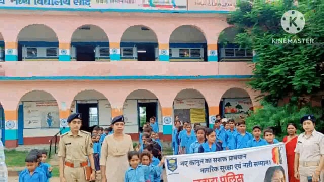 परना डाबर थाना की महिला हेल्प डेस्क प्रभारी एवं पुलिस कर्मियों के द्वारा छात्राओं को डायल 112 की दी गई जानकारी