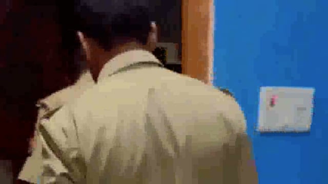 खिड़की तोड़ घर में घुसे चोर ,घटना सीसीटीवी कमरे में कैद हुई तस्वीर