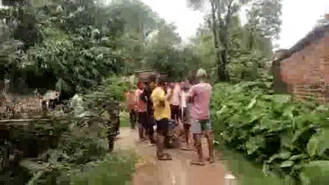 बिहार ब्लॉक के उमरी कोटिला ग्राम सभा में ग्राम प्रधान ने जल भराव की समस्या का कराया निस्तारण बाम्बी लगा कर जल निकासी हुई