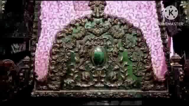 हरियाली तीज पर ठाकुर बांके बिहारी महाराज ने स्वर्ण रजत हिंडोले में विराजमान होकर भक्तों को दिए दर्शन।