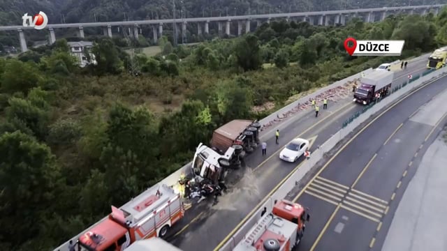 Otobüs ve Otomobile Çarpan Tır, Bir Başka Otomobilin Üzerine Devrildi