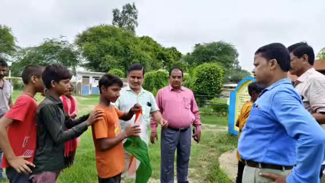 खण्ड विकास अधिकारी सुरेन्द्र प्रताप सिंह ने बिहार ब्लॉक के गलगली ग्राम सभा के अमृत सरोवर पर किया बृक्षारोपण हर घर तिरंगा