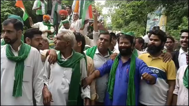 ट्रैक्टर लेकर मार्च करते हुए हजारों की संख्या में डीएम ऑफिस पहुंचे किसान।