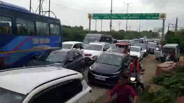 वृंदावन में चरमराती ट्रैफिक व्यवस्था का धंस झेल रहे श्रद्धालु, जाम में फंसे रहे श्रद्धालुओं के वाहन।