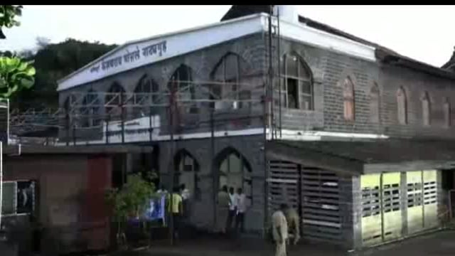 मुख्यमंत्र्यानी केशवराव भोसले नाट्यगृह पहाणीही केली.वर्षभरात काम पूर्ण करणार 20कोटी मदत जाहीर केली