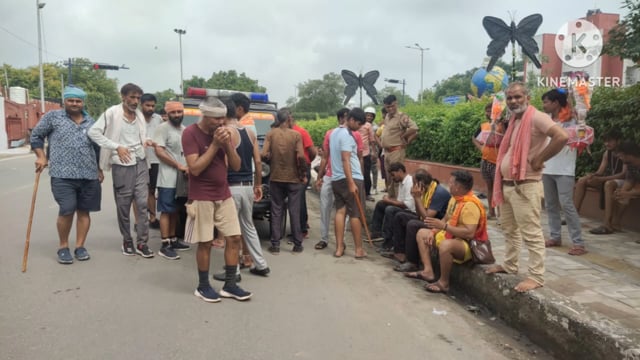 माल रोड पर कांवरियों की गाड़ी से ई रिक्शा की टक्कर